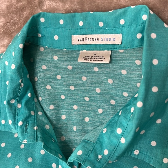 VanHeusan Studio blouse.  Fresh polka dots and nice pocket detail. - Picture 3 of 7